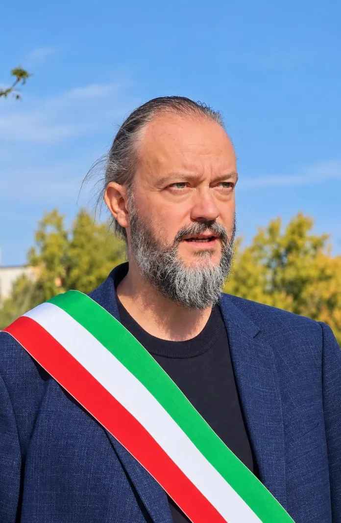 Fotografia di archivio del sindaco di Ferrara, Alan Fabbri, durante un evento ufficiale.