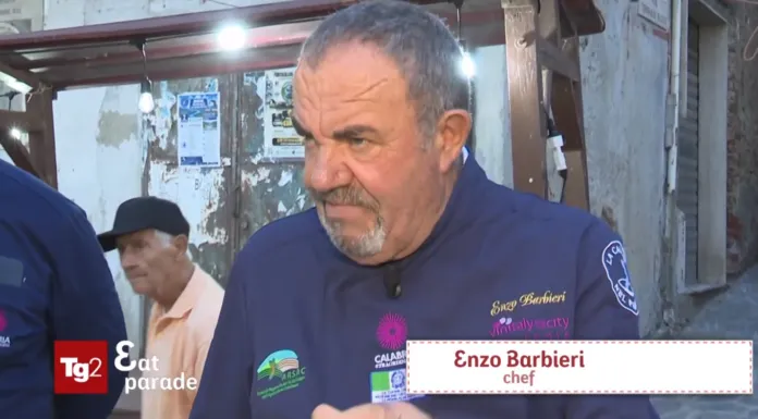Uomo con giacca blu in un ambiente coperto; in basso compaiono le grafiche di TG2 Eat Parade e il nome «Enzo Barbieri».