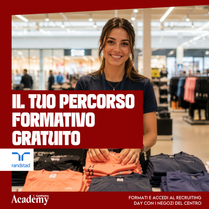 Giovane donna sorridente davanti a una bancarella di vestiti in un negozio di abbigliamento.