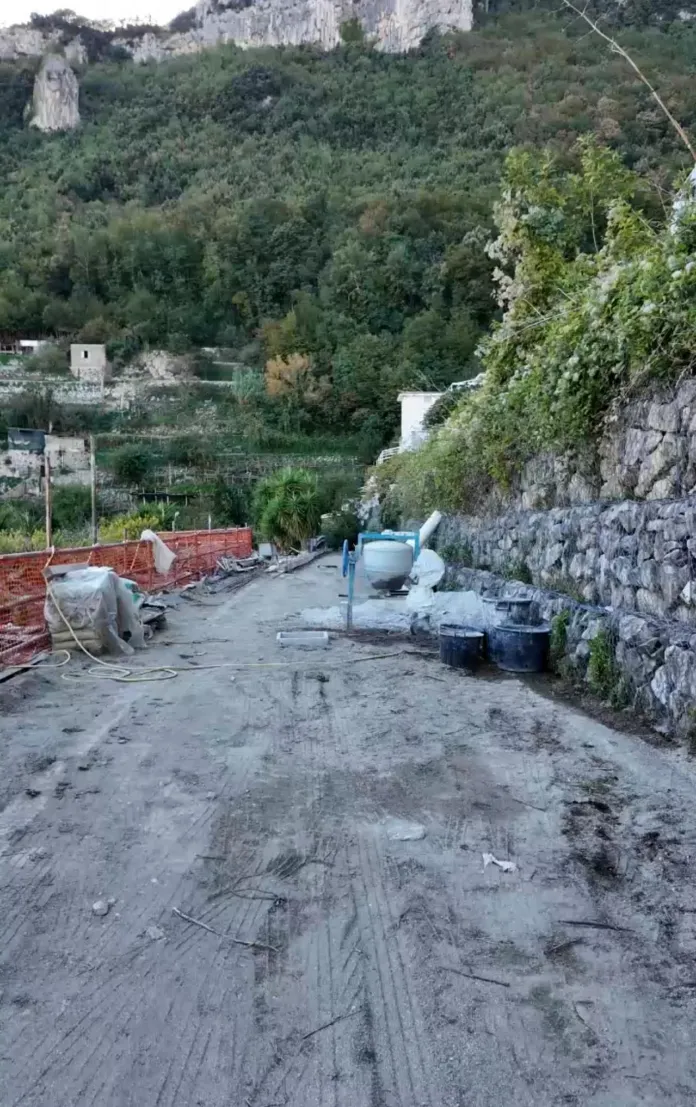 Foto allegata al comunicato, vista della strada in fase di intervento di riqualificazione a Pogerola, Amalfi.
