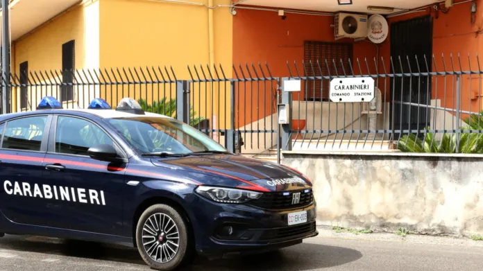 Foto di un'auto dei Carabinieri davanti a una stazione dei Carabinieri, in un contesto urbano, usata come immagine illustrativa.