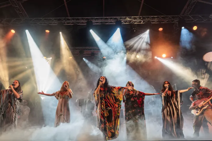 Foto di archivio di un concerto dal vivo con artisti sul palco.