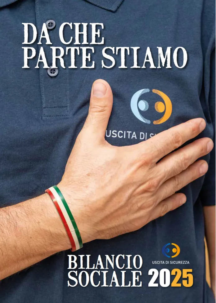 Immagine di archivio di una persona con la mano sul cuore in un ambiente naturale.