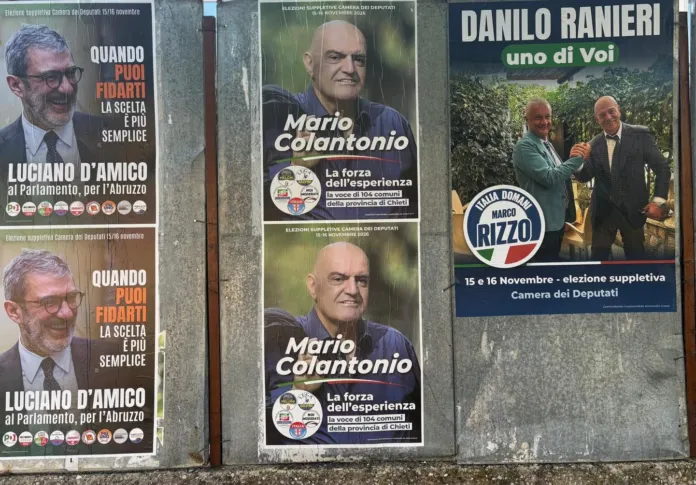Manifesti elettorali affissi su un muro. Sul manifesto a destra si leggono il nome di Danilo Ranieri e la data 15 e 16 novembre.