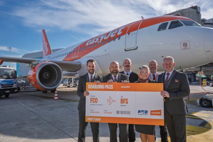 Immagine di archivio dell'inaugurazione del nuovo volo easyJet tra Roma Fiumicino e Belfast International, con l'aereo e il personale in aeroporto.