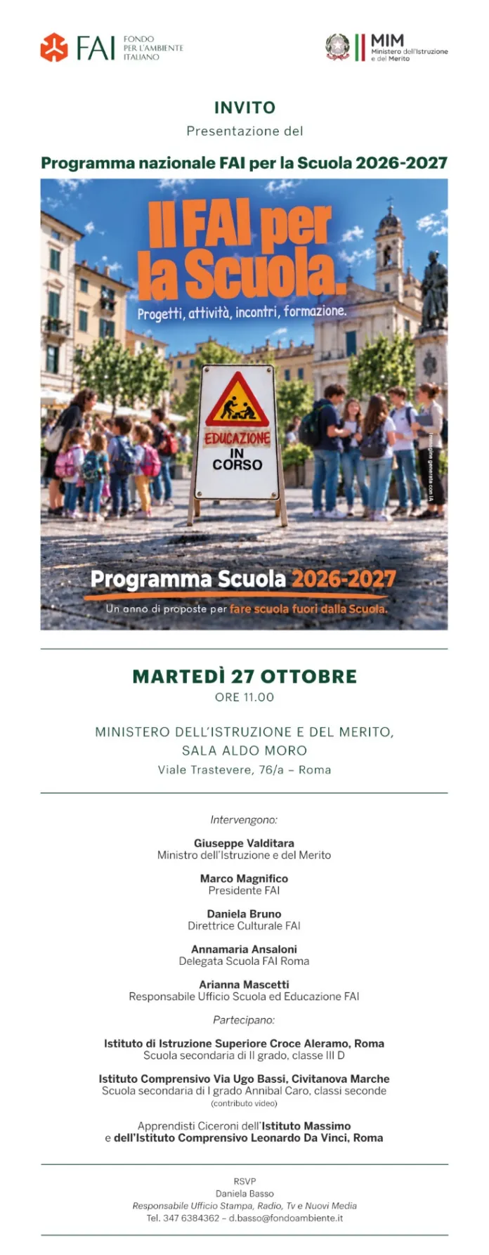 Immagine di archivio di una presentazione del FAI alla scuola, con bandiere e loghi del Fondo Ambiente Italiano