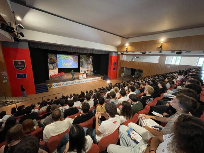 Sala conferenze con numerosi studenti durante le Giornate di Ambientamento dell'Università di Camerino.