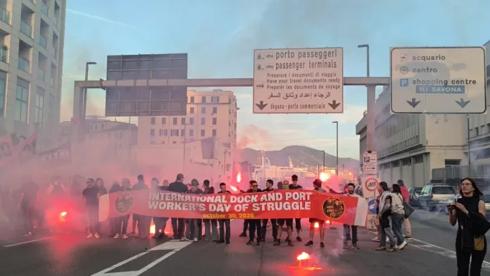 Manifestazione di portuali con striscione e fumogeni in un porto durante l'evento di lotta internazionale.