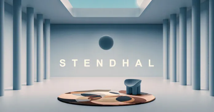 Set minimalista con colonne e la scritta STENDHAL sullo sfondo in uno spazio illuminato naturalmente.