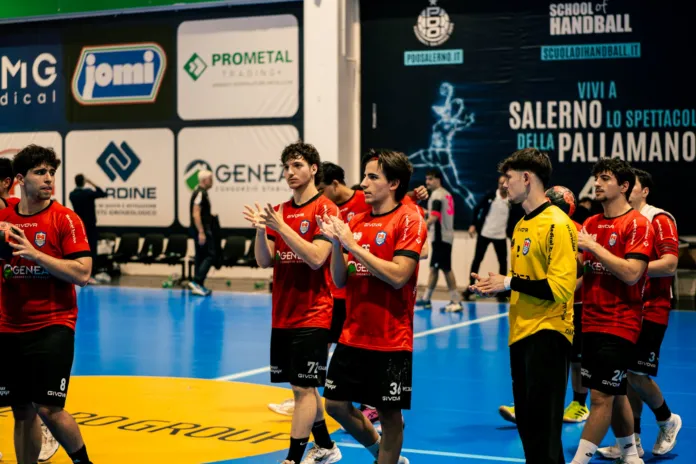 Immagine di una squadra di handball in azione durante una partita.