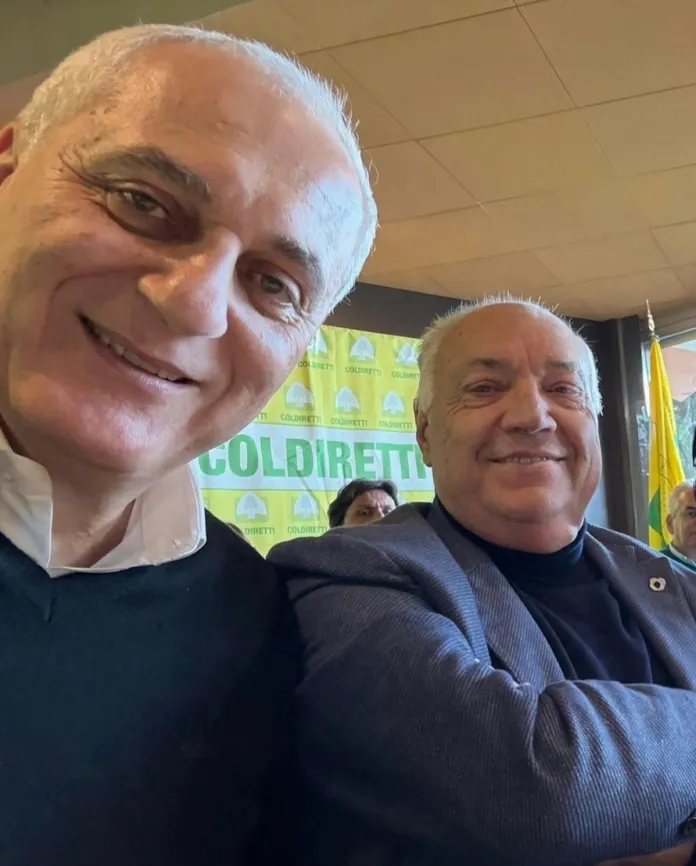 Nicola Caputo e Salvatore Loffreda sorridenti seduti a un evento Coldiretti, immagine fornita dall'Ufficio Stampa Nicola Caputo.