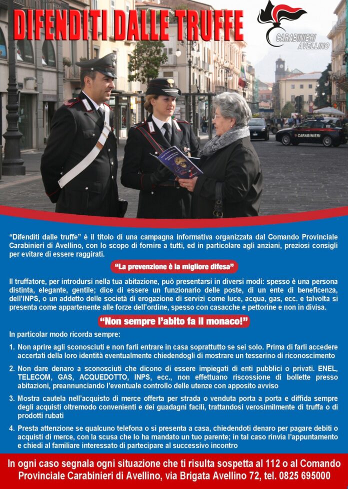 Carabinieri che parlano con una signora anziana in strada fornendo volantini informativi sulla prevenzione delle truffe.