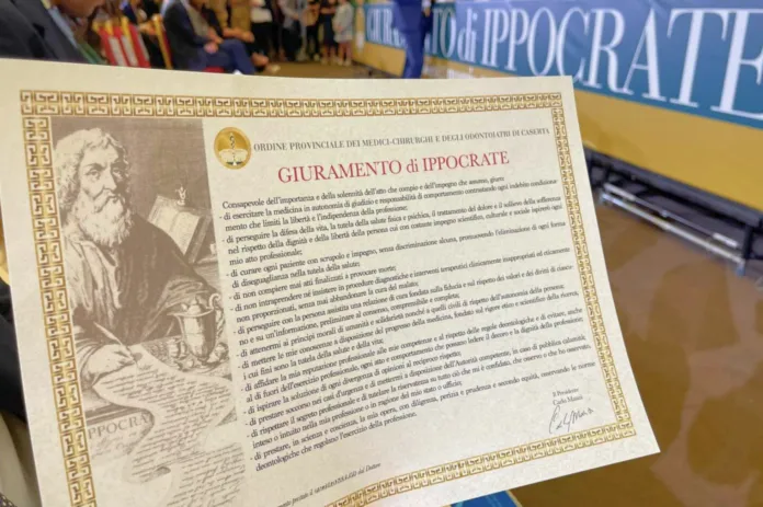 Attestato con il titolo «Giuramento di Ippocrate» in primo piano; sullo sfondo si vede uno striscione con la stessa dicitura.