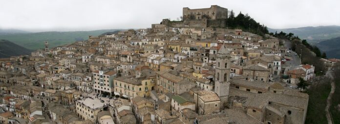 Panorama del centro storico di Sant’Agata di Puglia con case e edificio storico in cima al colle.