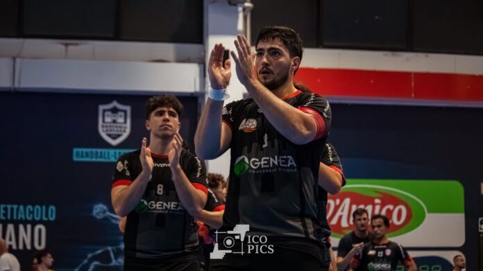 Giocatori della squadra Genea Lanzara in campo durante una partita di pallamano, intenti ad applaudire.