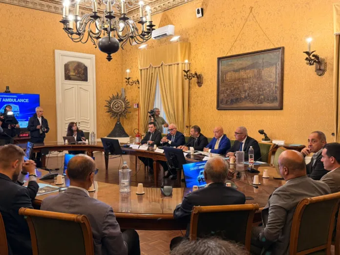 Foto di archivio di una conferenza stampa con relatori e pubblico presso l'Unione Industriali di Napoli, relativa alla presentazione del progetto Smart Ambulance