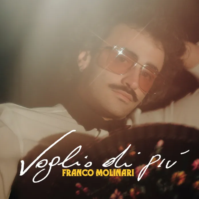 Ritratto ravvicinato di una persona con occhiali, con il titolo «Voglio di più» e il nome Franco Molinari sovrapposti in grafica.