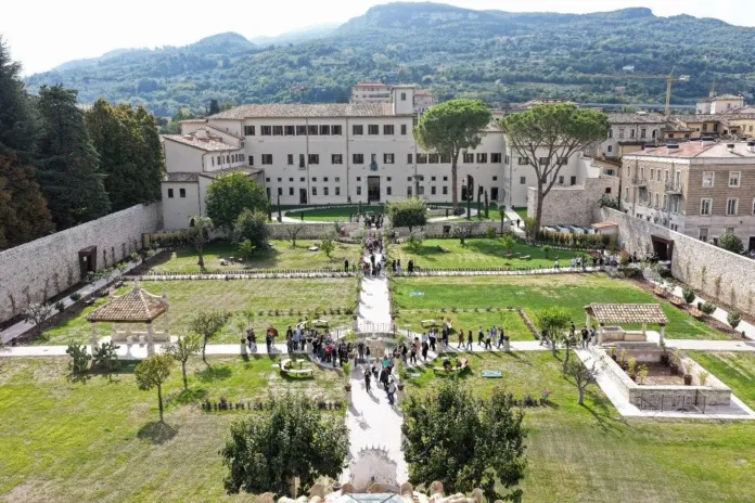 Palazzo Saladini Pilastri ad Ascoli Piceno con giardino e persone in visita, vista panoramica.