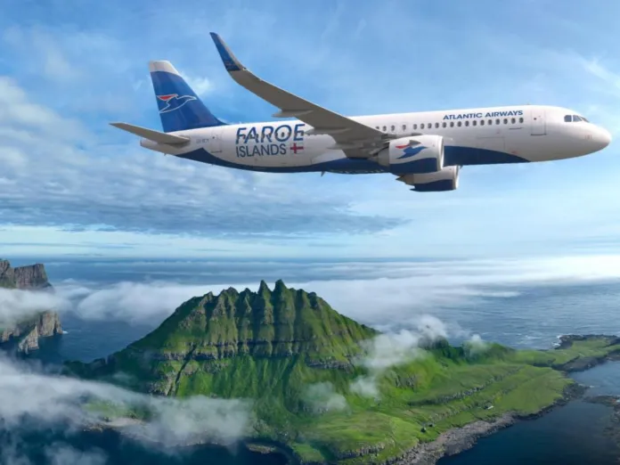 Aeromobile con la scritta Atlantic Airways in volo sopra un paesaggio costiero montuoso.