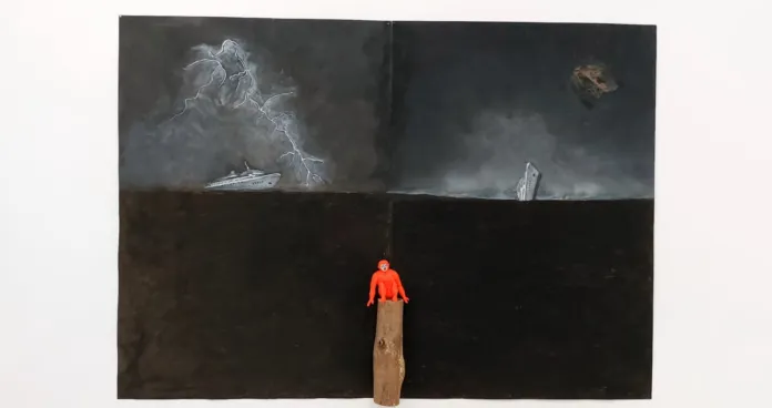 Opera con una figura rossa collocata su un elemento verticale davanti a una composizione nera e grigia.
