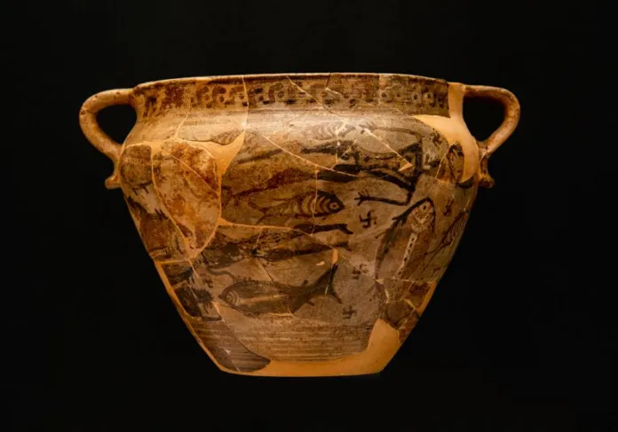 Vaso in ceramica con decorazioni scure e due anse, fotografato su sfondo nero.
