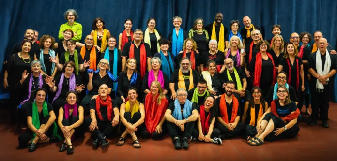 Foto del coro Mikrokosmos durante una scena di concerto, immagine illustrativa.