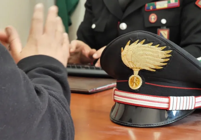Fotografia di un ufficiale dei Carabinieri con cappello, scena di un ufficio, immagine di archivio.