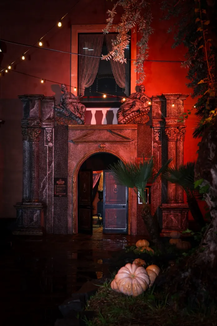 Foto di un'attrazione del parco Halloween a Catania, con luci e decorazioni spaventose