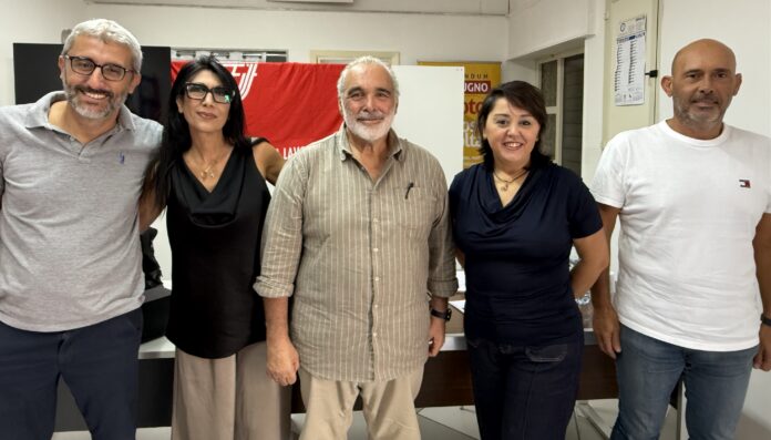 Foto di gruppo dei membri eletti della segreteria provinciale della Filt Cgil, in ambiente interno.