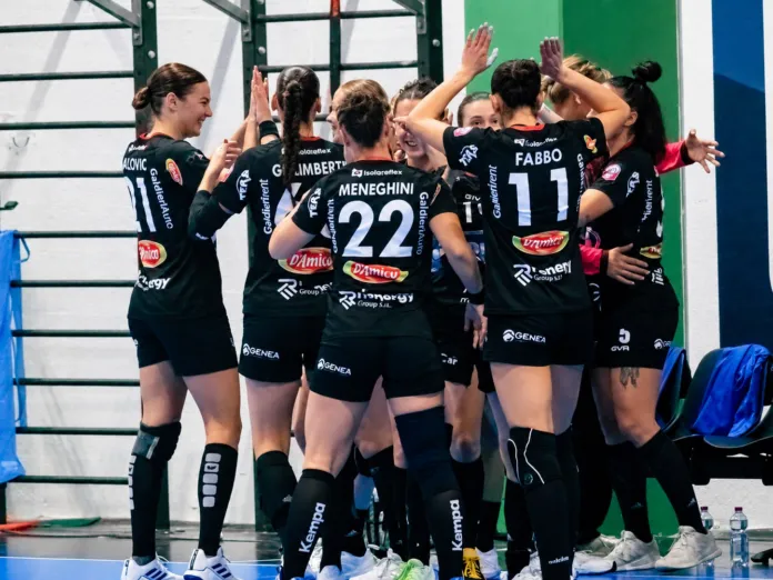 Immagine di archivio di giocatrici di pallamano femminile in azione durante una partita, vista di squadra in un momento di discussione o strategia.