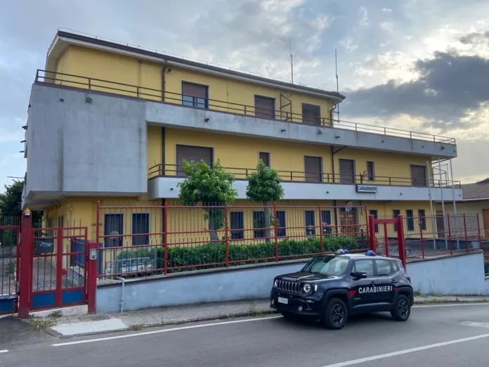 Caserma dei Carabinieri di Bonito con auto dei Carabinieri parcheggiata davanti