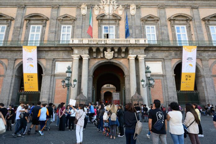 Visitatori davanti al Palazzo Reale di Napoli durante il Campania Libri Festival 2026, immagine di archivio illustrativa.