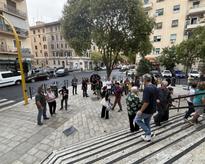 Persone in uno spazio pedonale urbano con alberi e edifici circostanti, fotografia illustrativa della nuova piazza pedonale.
