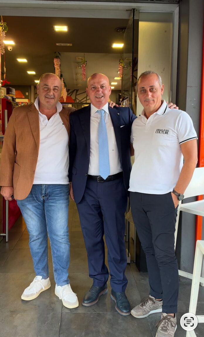 Tre uomini in piedi davanti a un ingresso di un locale, tra cui il consigliere comunale Michele Abenante e Mario Santocchio.