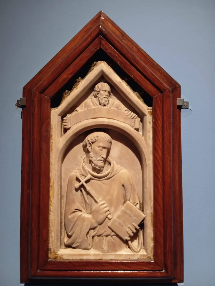Rilievo marmoreo con una figura francescana e un profeta nella parte superiore, racchiuso in una cornice lignea.