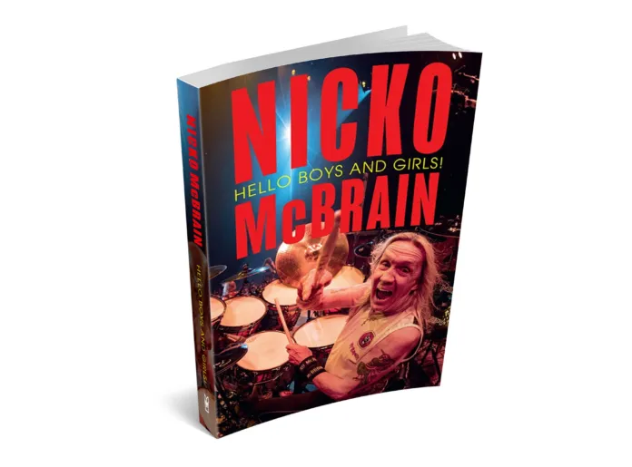 La copertina del libro *Hello Boys And Girls*, con il nome Nicko McBrain in grandi lettere rosse e una fotografia di un batterista.