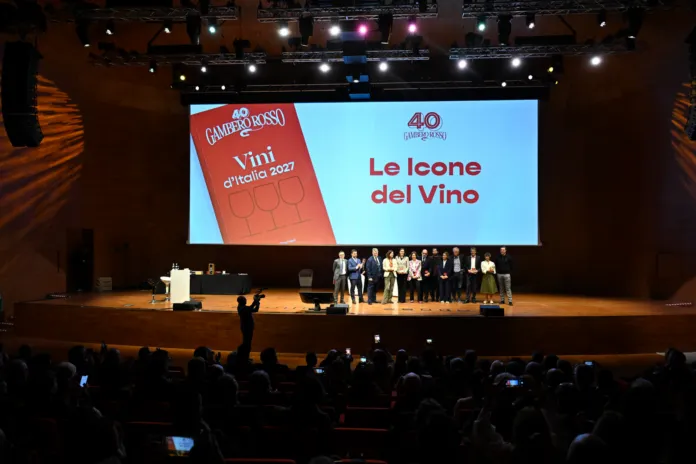 Sala con pubblico e palco; sullo schermo si leggono «Le icone del vino», «40 Gambero Rosso» e «Vini d’Italia 2027».