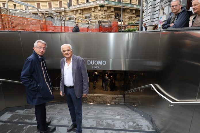 Ingresso della stazione Duomo della Linea 1 della metropolitana con scala e persone.
