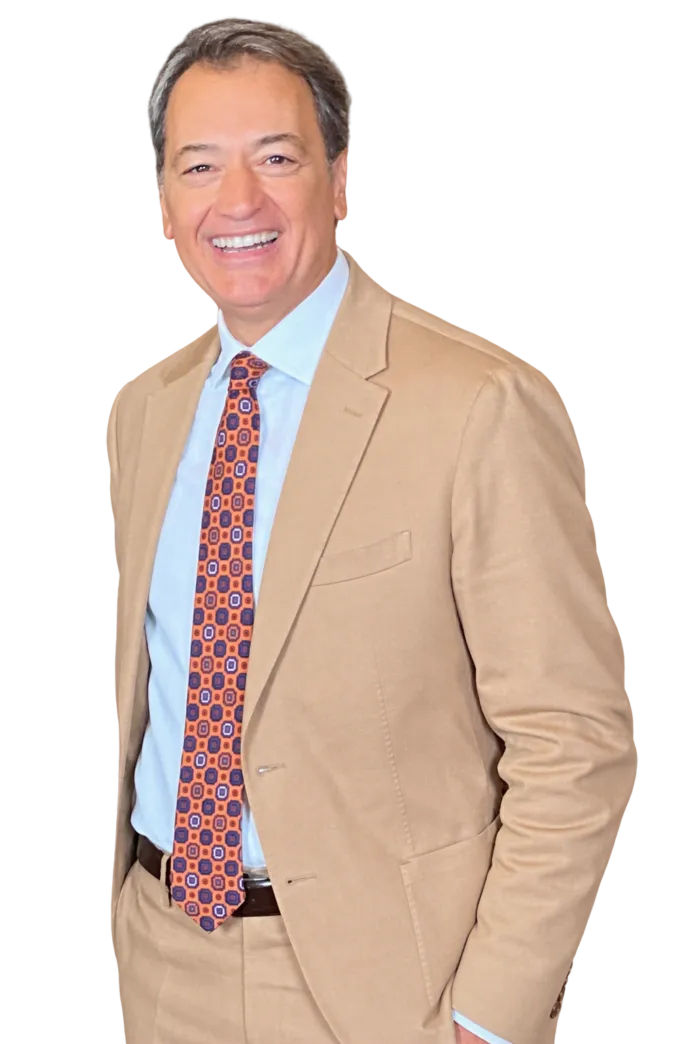 Ritratto di Gabriele Pollastri, in giacca beige e cravatta, sorridente.