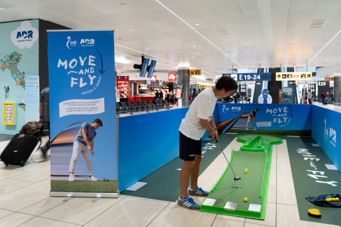 Area di minigolf dentro il terminal dell'aeroporto con segnaletica 