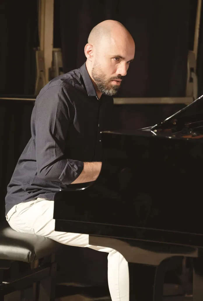 Foto di un musicista al pianoforte, immagine di archivio o illustrativa.