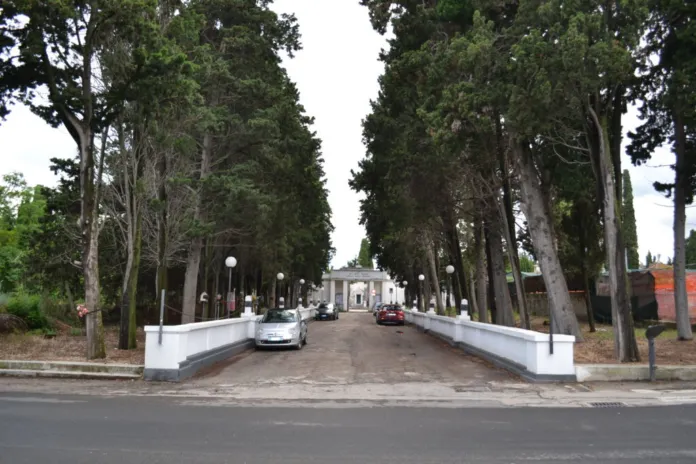 Ingresso del cimitero monumentale di Giulianova con viali alberati e cancello di accesso.