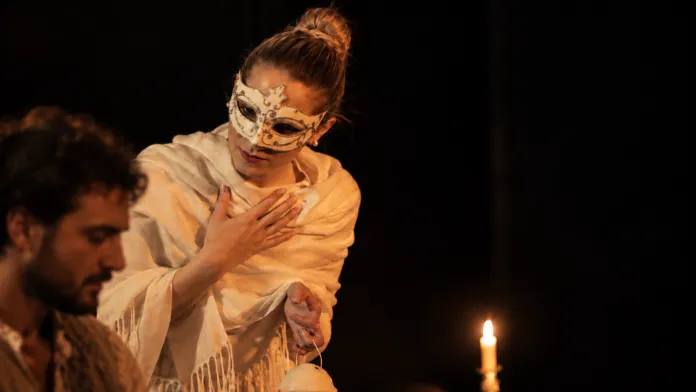 Attori in scena durante una performance teatrale, rappresentativa delle attività artistiche del festival Come un'Armonia a Roma.