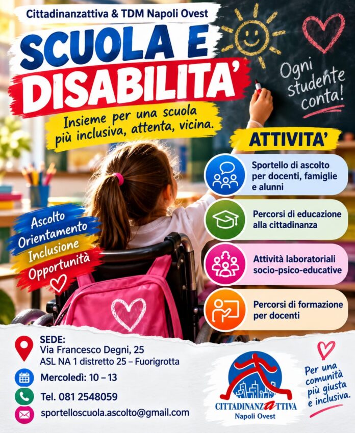 Bambina di spalle con zainetto rosa, di fronte a un manifesto colorato con scritte sul progetto 