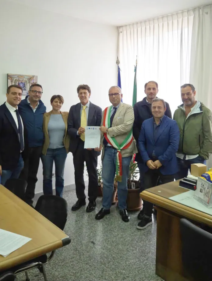 Foto di archivio di un incontro ufficiale tra rappresentanti locali e regionali