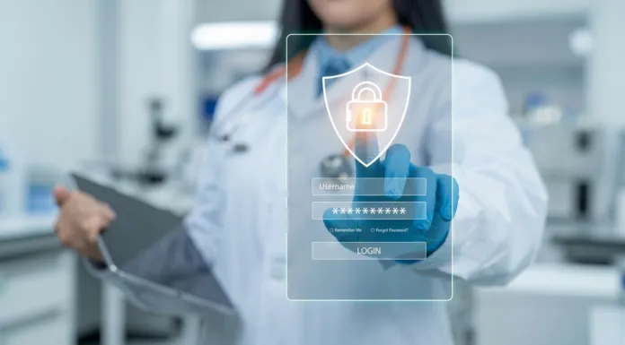 Una persona in camice e guanto blu interagisce con una grafica digitale che mostra un lucchetto e campi di accesso.